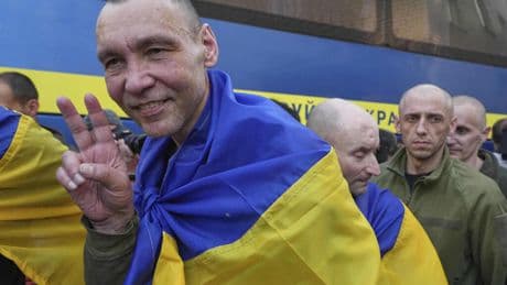 La Russie et l'Ukraine échangent 780 prisonniers, première étape d'un échange record
