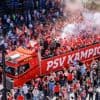 Live huldiging PSV | Feestende spelers gearriveerd bij uitzinnig Stadhuisplein