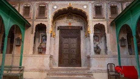 Dévoiler l’histoire du Népal et de l’Inde, porte après porte