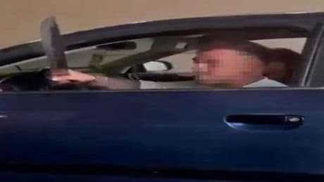 Görenleri dehşete düşürdü! Ankara'da protokol yolunda elindeki kılıcı camdan savurdu