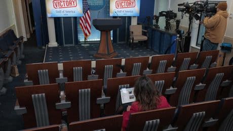 La justice américaine autorise temporairement Trump à bloquer certains accès de l’Associated Press à la Maison-Blanche.