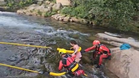 Rescatan a una madre y a su hijo atrapados por la corriente en una garganta en Jarandilla de la Vera