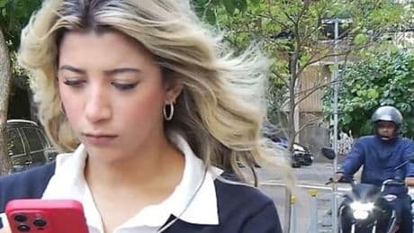 Shock moment TV reporter screams as she's mugged right before going live on air