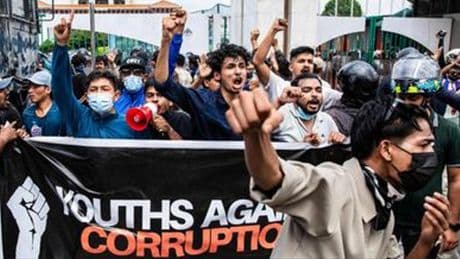 Nepal, cosa sta succedendo: il blocco dei social, le proteste, la repressione (brutale) della polizia e l'incendio appiccato al Parlamento