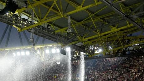 Nun wird dem Stadion-Kletterer die teure Rechnung der Polizei zugestellt