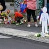Nach Tod von Zweijährigem in Lichtenberg: Dutzende Menschen nehmen an Mahnwache an Unfall-Zebrastreifen teil