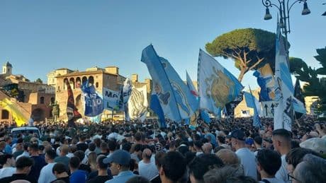 Lazio, marea biancoceleste ai Fori Imperiali contro Lotito. «La politica lo ha messo, la politica deve toglierlo». E lo slogan si estende da Parigi e New York