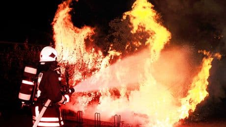Hohn - Werkstatt in Flammen: 70 Retter im Einsatz