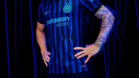 L’Inter presenta la nuova maglia: “Confine tra visibile e invisibile”. Il dettaglio nascosto – FOTO