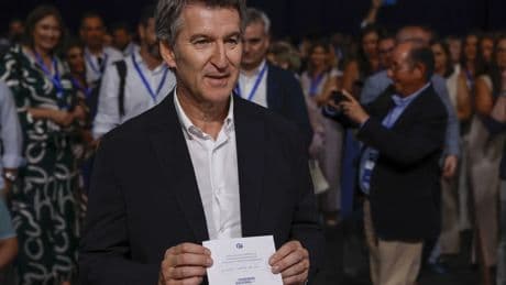Feijóo plantea una &quot;OPA hostil&quot; al centro izquierda &quot;cansado&quot; para captar dos millones de votos más y llegar a Moncloa