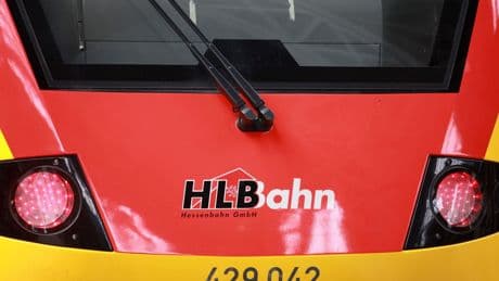 Streckensperrung: Personen im Gleisbett - Beinahe-Unfall auf Eisenbahnbrücke