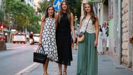 La reina Letizia y sus hijas van al cine en Palma a ver un documental sobre salud mental en su primera salida pública por la isla