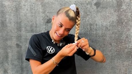 Einen Sport-Zopf perfekt flechten - DFB-Star Selina Cerci zeigt, wie es geht