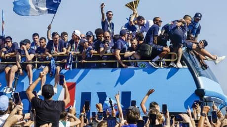 La rúa del Nápoles, al ritmo de "Pedro, Pedro" y con De Bruyne de invitado