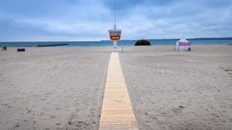 Suche nach vermisstem Kind: Einsatz am Strand - Vermisstes Kind in Travemünde gefunden