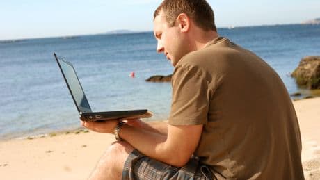 Dos de cada tres españoles, incapaces de desconectar de su trabajo este verano