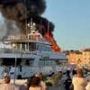 Une vaste opération de dépollution en cours à Saint-Tropez après l’incendie d’un superyacht