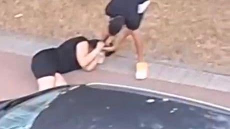 El vídeo del violento atraco a una mujer en plena calle y a la luz del día en Parla: el ladrón ha sido detenido