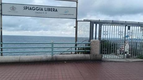 Ex Capo Marina, la spiaggia libera a Genova che è ancora chiusa, tra degrado e incuria | Foto