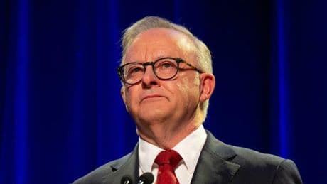 Anthony Albanese, chi è il premier dell'Australia: il padre italiano (conosciuto solo 10 anni fa), la laurea in economia e lo storico secondo mandato