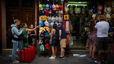 Madrid da el ‘sorpasso’ a Barcelona como centro del turismo de compras