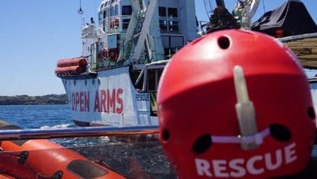 Open Arms rescata a 54 inmigrantes atrapados en una plataforma petrolífera en el Mediterráneo