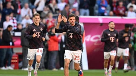 Kurz bevor Thomas Müller das Feld betritt, wird es in der Arena plötzlich ganz ruhig