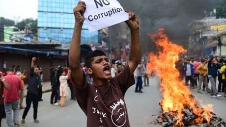 Häuser von Politikern in Nepal brennen - Regierungschef geht