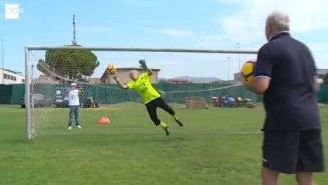 Fußball-Comeback mit 82! - Dieser Torwart-Opa bringt Zuschauer zum Staunen
