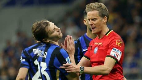 Moviola Inter-Lazio, Rocchi a Open Var: «Bisseck da rigore, sappiamo l'importanza delle partite». Barella a Chiffi: «Mi sto giocando la vita, tu no»