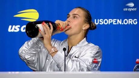 Champagner statt Antwort - Sabalenka begießt den US-Open-Sieg auf der PK