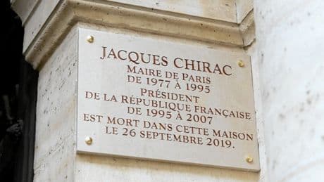 Une plaque pour rendre hommage à Jacques Chirac