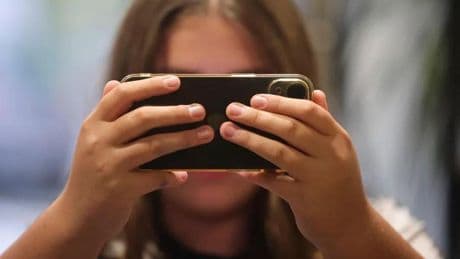 ¿Cómo desconectar del ruido mediático en la 'economía de la atención'?