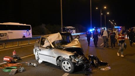 Ters yola giren otomobil, karşı yönden gelen otomobile çarptı: 2 ölü