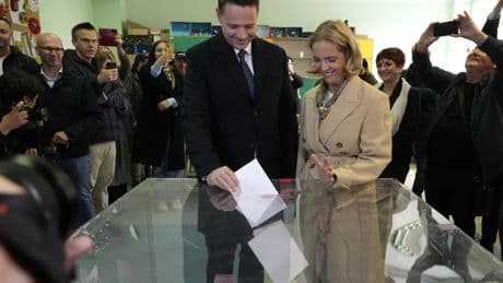 El centrista Trzaskowski y el populista Nawrocki pasan a la segunda vuelta de las presidenciales polacas, según los sondeos