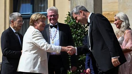 Prominenz in Bayreuth – Söder verbeugt sich vor Merkel