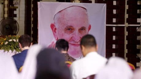 Papa Francesco, stasera l'intervista a Le Iene: «Mai mi sono perdonato quel "no" alla donna che aiutava mia mamma»