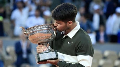 Roland-Garros: Carlos Alcaraz conserve son titre face à Jannik Sinner au bout d'une finale légendaire