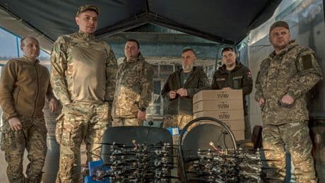 Tuer l’ennemi par écrans interposés : notre récit avec les militaires ukrainiens qui lancent leurs drones sur l’armée de Poutine