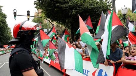 Manifestantes anti Israel fuerzan la neutralización de la 11.ª etapa