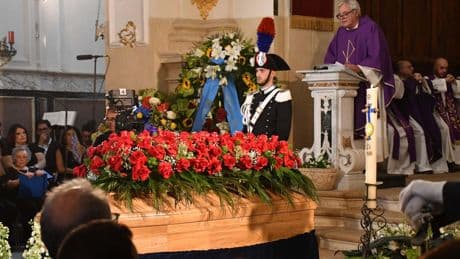 Pippo Baudo, l’ultimo saluto nella sua Militello:  «Sei stella tra le stelle»