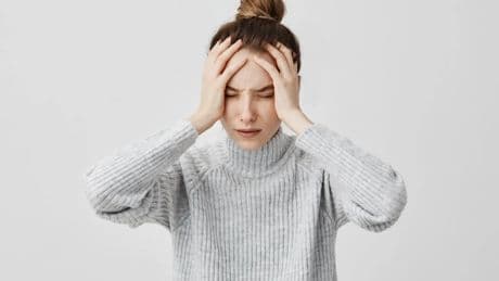 Ni jengibre ni paños fríos: el remedio natural contra las migrañas que recomienda la OCU