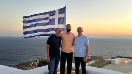 "Bu aptalı üç sezon daha izlemek zorunda kalacak olan Olympiakos taraftarlarına üzülüyorum."
