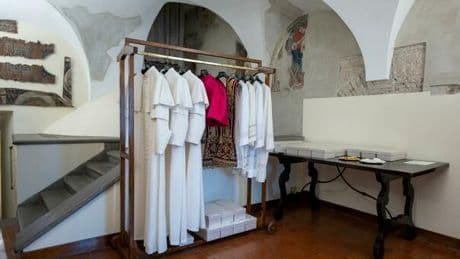 Nuovo Papa, come funziona la "vestizione": l'abito talare con 33 bottoni (come gli anni di Cristo), l'anello del pescatore e la croce pettorale