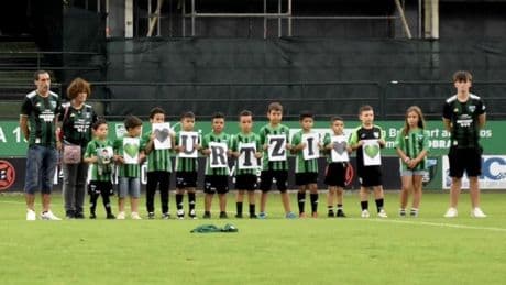 Emotivo homenaje en Las Llanas al jugador de 7 años del Sestao River fallecido mientras veraneaba en La Rioja