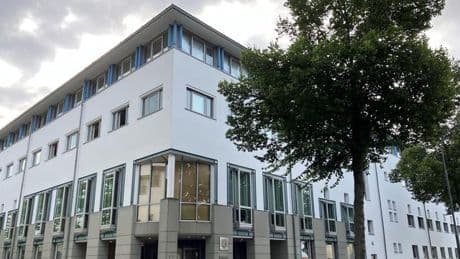 Prozess um grausigen Fund: Mutter vor Gericht – Toter Säugling in Kühltruhe entdeckt