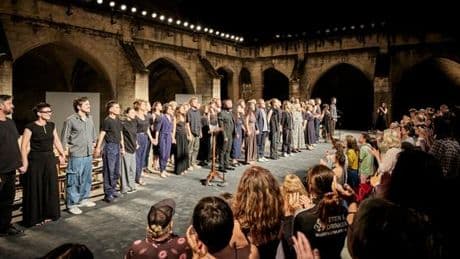 Au Festival d’Avignon, le théâtre du réel au plus haut avec « Le Procès Pelicot » par Milo Rau
