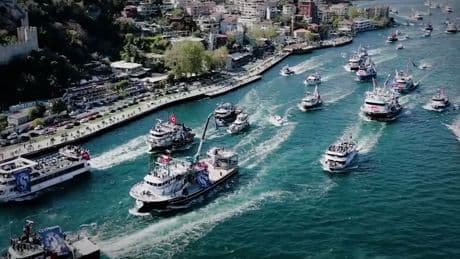 Mega-Spektakel für Traditionsklub - Tausende Fußball-Fans feiern auf dem Bosporus