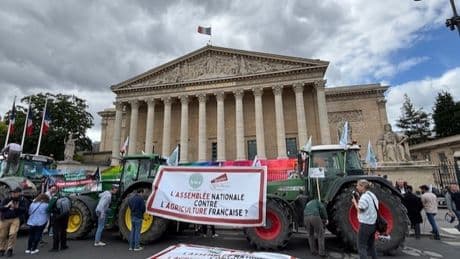 Los tractores (y los taxis) vuelven a tomar las calles de París