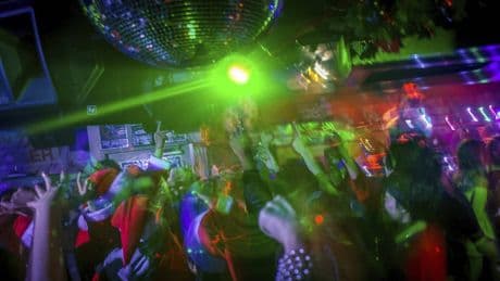 Forscher warnen vor sozialer Schlafapnoe - So gefährlich ist das Party-Koma wirklich!